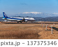 残雪の蔵王連峰に向かって仙台空港から離陸する旅客機 137375346