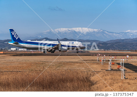 残雪の蔵王連峰に向かって仙台空港から離陸する旅客機 残雪の蔵王連峰に向かって仙台空港から離陸する旅客機 137375347