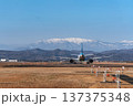 残雪の蔵王連峰に向かって仙台空港から離陸する旅客機 137375348