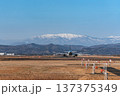 残雪の蔵王連峰に向かって仙台空港から離陸する旅客機 137375349