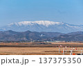 残雪の蔵王連峰に向かって仙台空港から離陸する旅客機 137375350