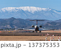 残雪の蔵王連峰に向かって仙台空港から離陸する旅客機 137375353