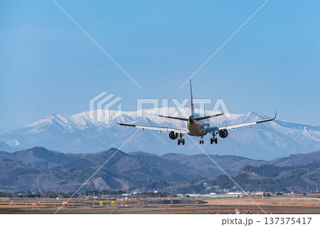 蔵王連峰の絶景と仙台空港に着陸する旅客機 137375417