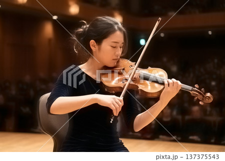 バイオリンを弾く女性 137375543