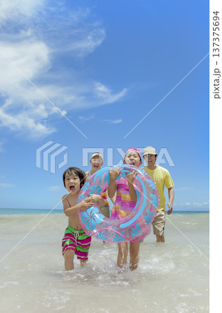 夏の海で遊ぶ4人家族 137375694