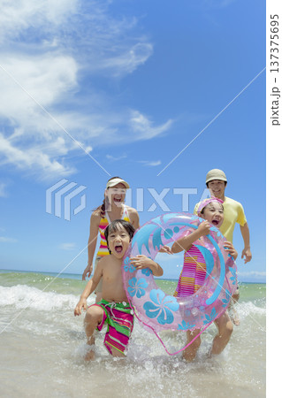 夏の海で遊ぶ4人家族 夏の海で遊ぶ4人家族 137375695