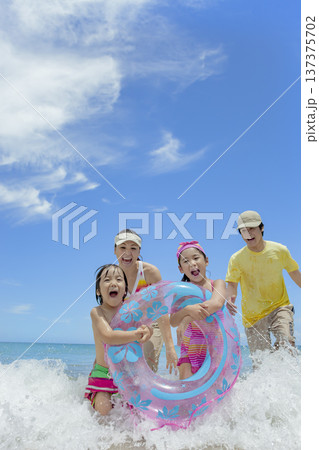 夏の海で遊ぶ4人家族 夏の海で遊ぶ4人家族 137375702