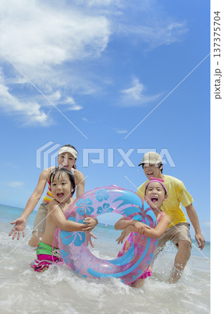 夏の海で遊ぶ4人家族 夏の海で遊ぶ4人家族 137375704