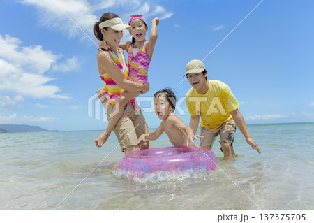 夏の海で遊ぶ4人家族 夏の海で遊ぶ4人家族 137375705