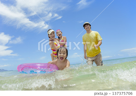 夏の海で遊ぶ4人家族 137375706