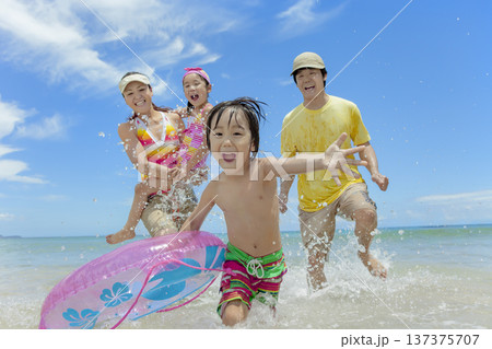 夏の海で遊ぶ4人家族 137375707