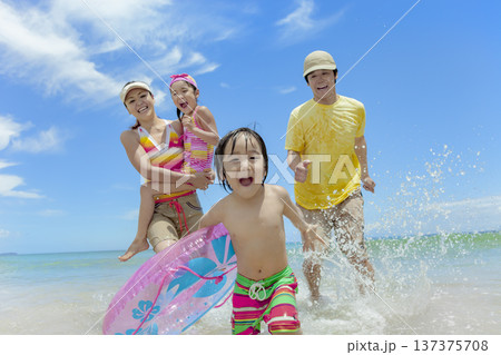 夏の海で遊ぶ4人家族 137375708