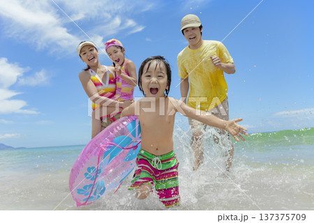 夏の海で遊ぶ4人家族 137375709