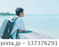 海を眺める少年 137376291