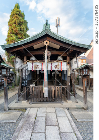 京都　東山　剣神社（今熊野一帯の産土神）拝殿　昔は泉涌寺の守り神　京都市東山区今熊野劔ノ宮町 137376485