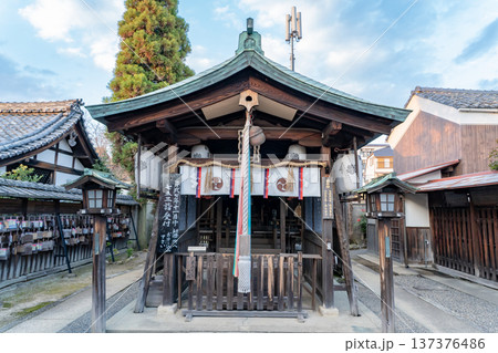 京都　東山　剣神社（今熊野一帯の産土神）拝殿　昔は泉涌寺の守り神　京都市東山区今熊野劔ノ宮町 137376486