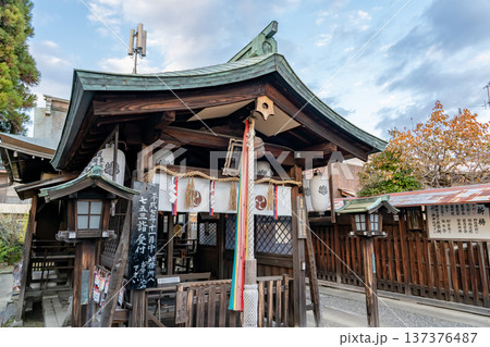京都 東山 剣神社(今熊野一帯の産土神)拝殿 昔は泉涌寺の守り神 京都市東山区今熊野劔ノ宮町 京都 東山 剣神社(今熊野一帯の産土神)拝殿 昔は泉涌寺の守り神 京都市東山区今熊野劔ノ宮町 137376487