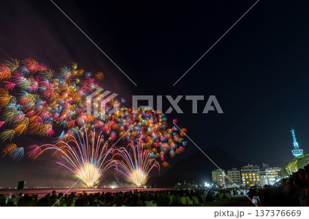 別府火の海まつり 夜空を彩る大輪の花火とランドマークの別府タワー 別府火の海まつり 夜空を彩る大輪の花火とランドマークの別府タワー 137376669
