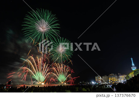 別府火の海まつり　夜空を彩る大輪の花火とランドマークの別府タワー 137376670