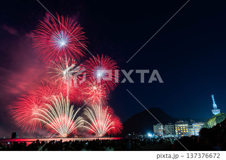別府火の海まつり 夜空を彩る大輪の花火とランドマークの別府タワー 別府火の海まつり 夜空を彩る大輪の花火とランドマークの別府タワー 137376672