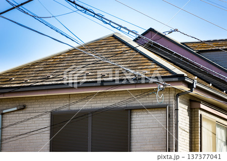 家の劣化したスレート屋根 137377041