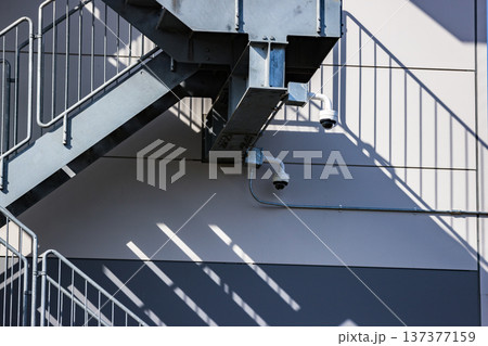 倉庫の非常階段　監視カメラ 137377159