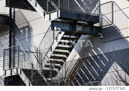 倉庫の非常階段　監視カメラ 137377161