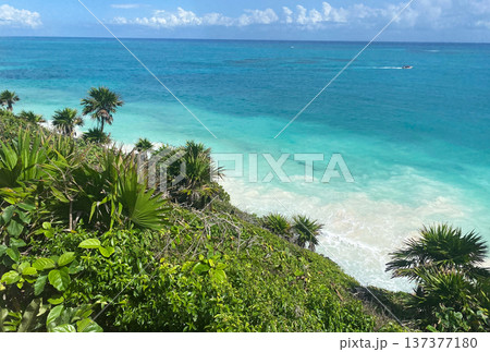 Turquoise sea on the shores of Tulum beach, Mexico 137377180