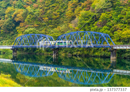 鉄橋を渡る列車～10月の只見線～ 137377337
