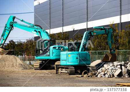 工事現場　重機ユンボ 137377338