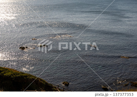 城ケ島公園 1月 公園から見える景色 大海原と小舟 城ケ島公園 1月 公園から見える景色 大海原と小舟 137377353
