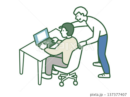 パソコンを見ながら相談するオフィスワーカー　教える人 137377407