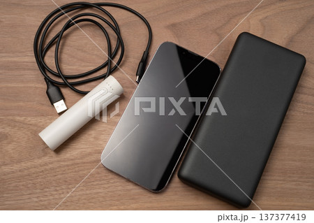 スマホと充電ケーブルとモバイルバッテリー 137377419