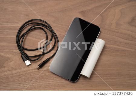 スマホと充電ケーブルとモバイルバッテリー 137377420