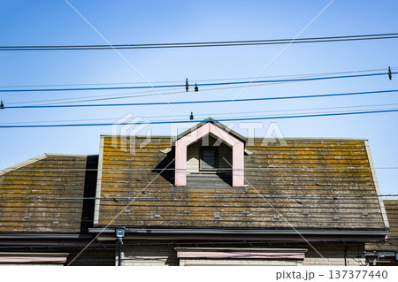 家の劣化したスレート屋根 137377440