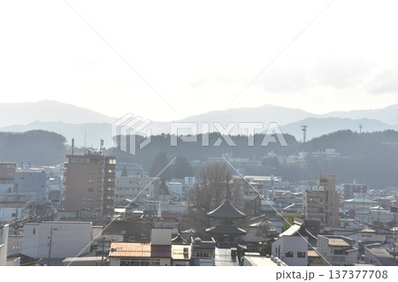 日本の岐阜県の高山市　飛騨国分寺の三重塔と周辺の町並み　春の高山祭期間中の様子　高層ビルから見た眺め 137377708