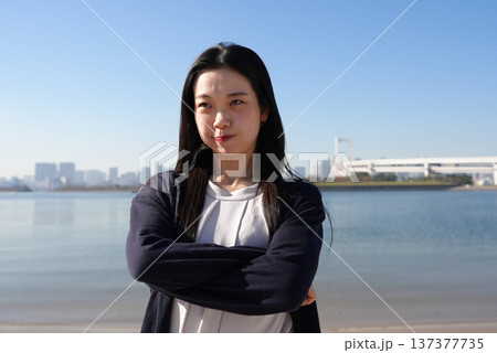 ストレスを抱えた表情をする若い女性 137377735