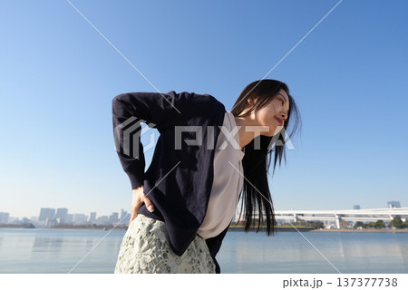 ストレスを抱えた表情をする若い女性 ストレスを抱えた表情をする若い女性 137377738