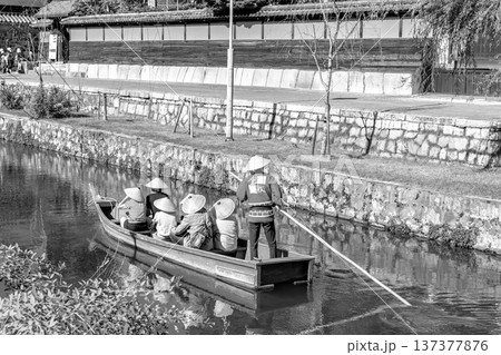 くらしき川舟流し 倉敷美観地区観光(物資の川舟でにぎわった倉敷川と白壁の町並み)新聞、雑誌用 くらしき川舟流し 倉敷美観地区観光(物資の川舟でにぎわった倉敷川と白壁の町並み)新聞、雑誌用 137377876