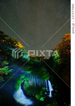 奥日光  竜頭の滝の満天の星空 137377995