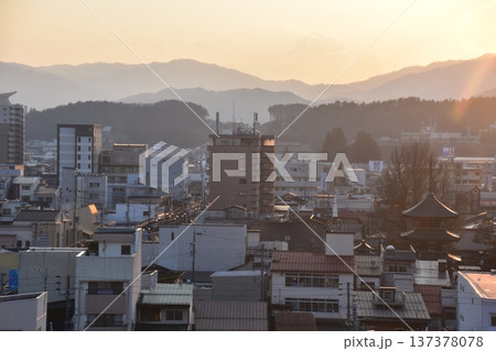 日本の岐阜県の高山市 飛騨国分寺の三重塔と周辺の町並みと美しい夕日 春の高山祭期間中の様子 日本の岐阜県の高山市 飛騨国分寺の三重塔と周辺の町並みと美しい夕日 春の高山祭期間中の様子 137378078