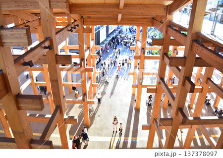 大阪関西万博2025の大屋根リングの間から見た景色 大阪関西万博2025の大屋根リングの間から見た景色 137378097