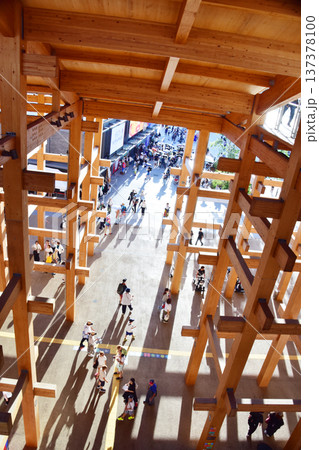 大阪関西万博2025の大屋根リングの間から見た景色 137378100