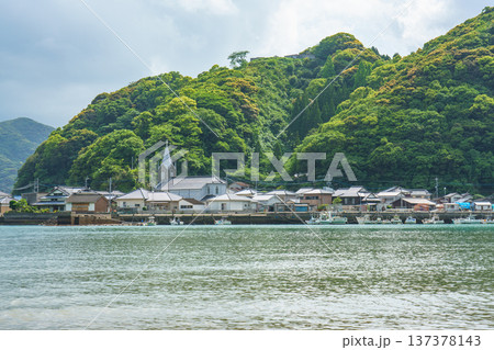 熊本県天草市 﨑津集落 海と教会のある漁村の風景 137378143