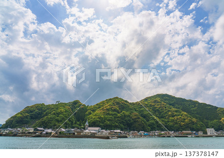 熊本県天草市 﨑津集落 海と教会のある漁村の風景 137378147