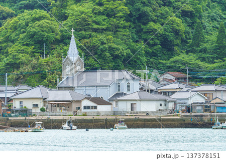熊本県天草市 﨑津集落 海と教会のある漁村の風景 137378151