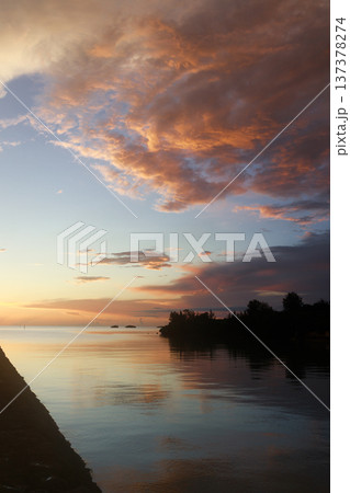 穏やかな海に映る夕焼け雲の風景 穏やかな海に映る夕焼け雲の風景 137378274