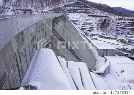 右岸から見る冬の新桂沢ダム 137378354