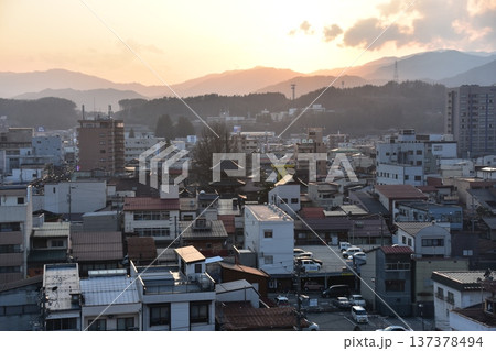 日本の岐阜県の高山市 市街地中心部にある三重塔方面の町並みと美しい夕日 春の高山祭期間中の様子 日本の岐阜県の高山市 市街地中心部にある三重塔方面の町並みと美しい夕日 春の高山祭期間中の様子 137378494