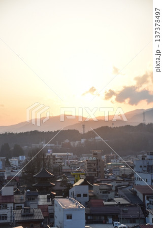 日本の岐阜県の高山市 市街地中心部にある三重塔方面の町並みと美しい夕日 春の高山祭期間中の様子 日本の岐阜県の高山市 市街地中心部にある三重塔方面の町並みと美しい夕日 春の高山祭期間中の様子 137378497
